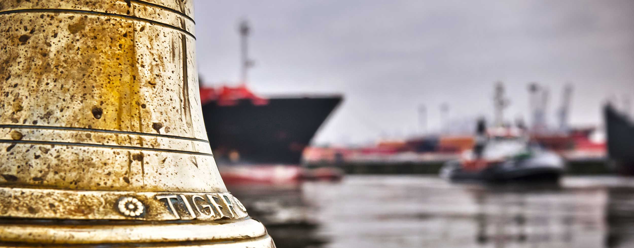 Bild: Schiffsglocke im Hafen